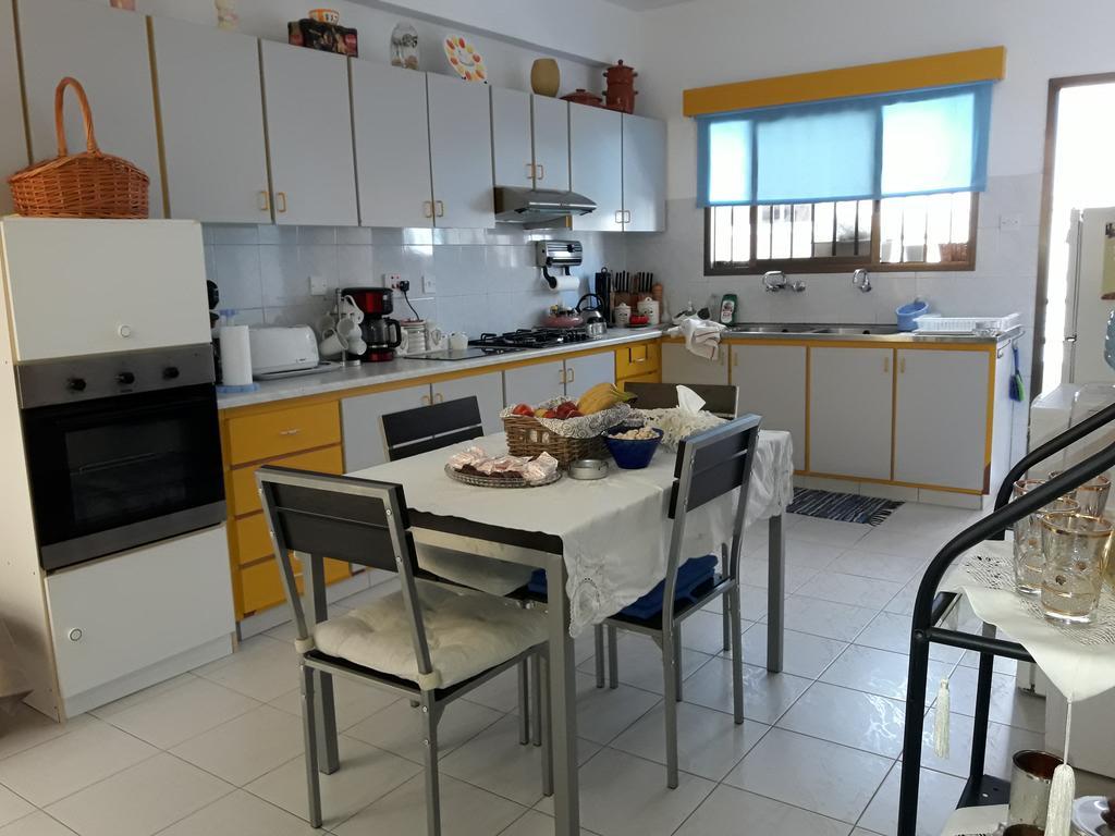 Shared Top 1St Floor Villa ลิมาซอล ภายนอก รูปภาพ